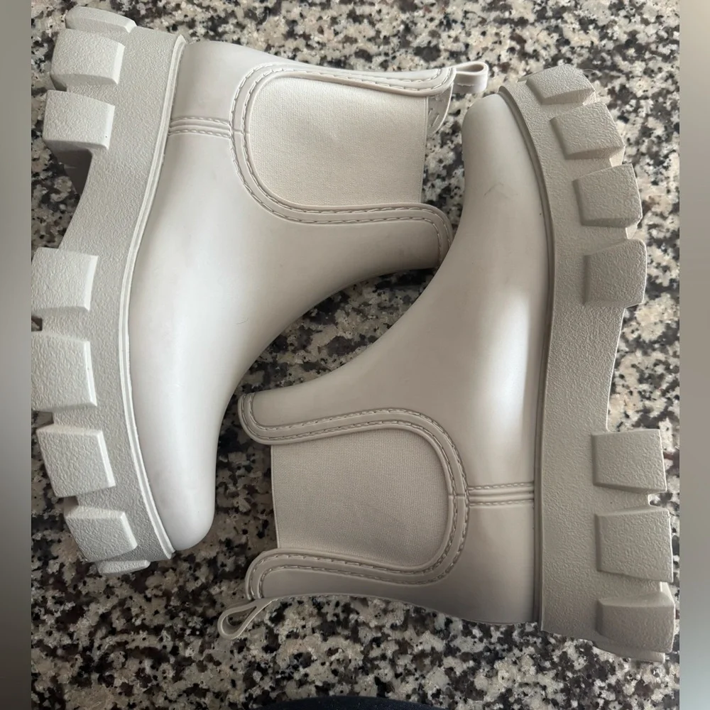 EUC Jeffrey Campbell Cloudy Chelsea Lug Sole Grey Rain Boots size 9